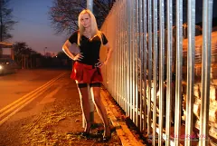 Samantha Shaw - A Hot MILF Streetwalker | Picture (4)